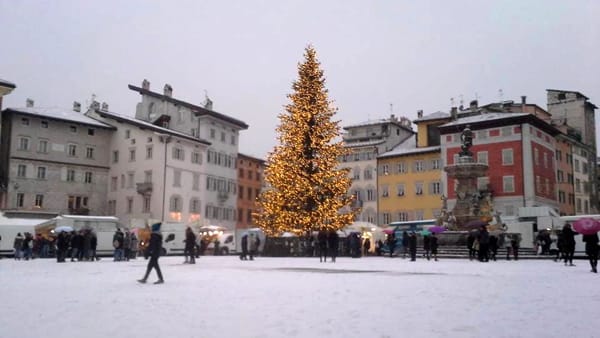 Immagini Natale Html.Concerti In Piazza Duomo Sotto L Albero Di Natale Ristorante Antico Pozzo